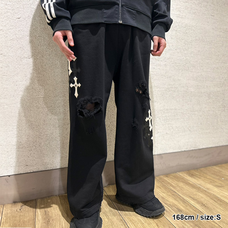 MULTIPLE CROSS LEATHER PATCH LOOSE FIT SWEAT PANTS -BLACK-